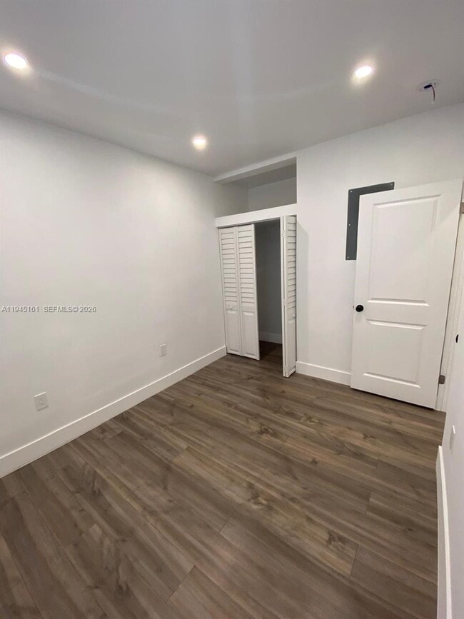 Foto del edificio - 7411 Carlyle Ave