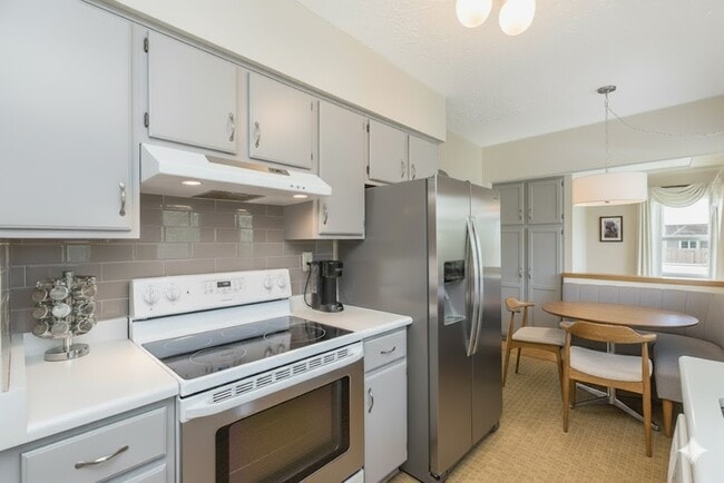 Building Photo - 8183 Strathearn Av