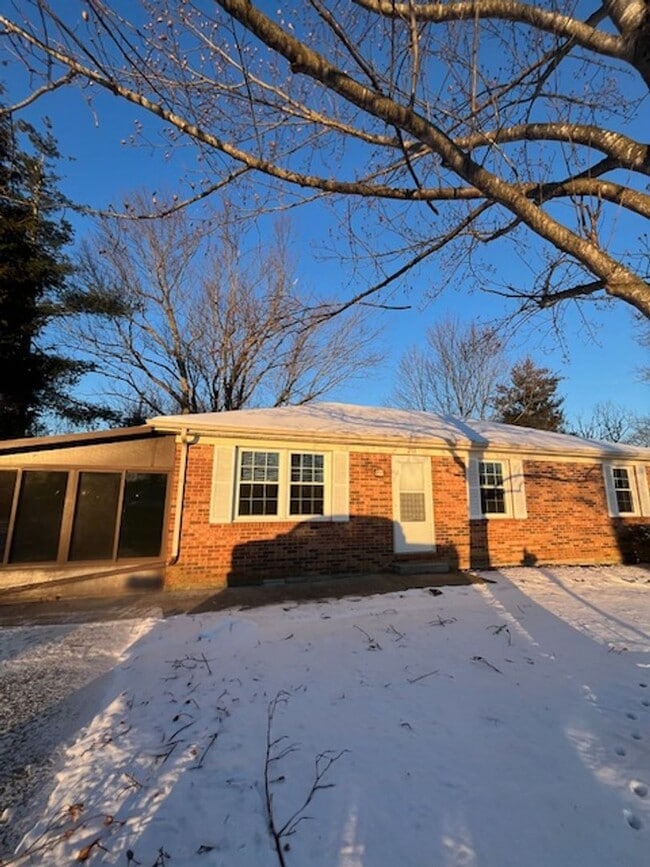 Building Photo - 201 S Glencove Ave