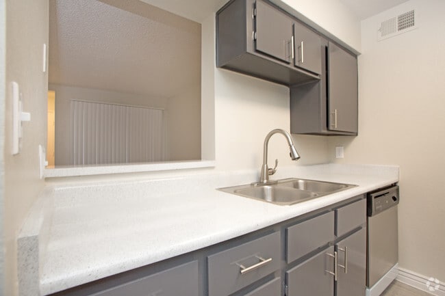 1 habitación, 1 baño - 713 pies cuadrados - 544 Southern Apartments