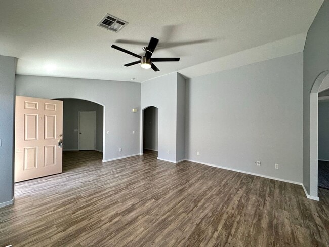 Building Photo - 3 Bedroom + Den Single Story Home in the C...