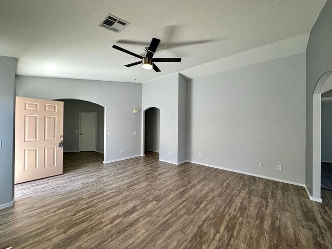 Foto del edificio - 3 Bedroom + Den Single Story Home in the C...