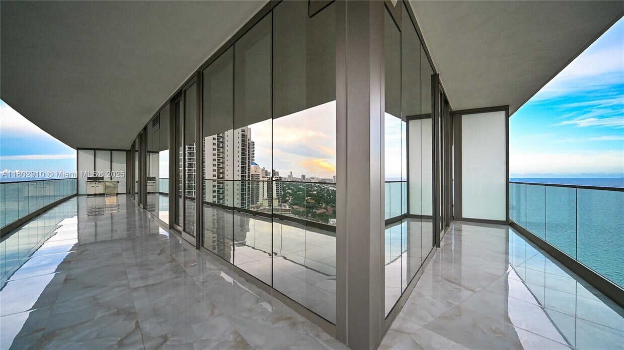 Foto principal - 18975 Collins Ave