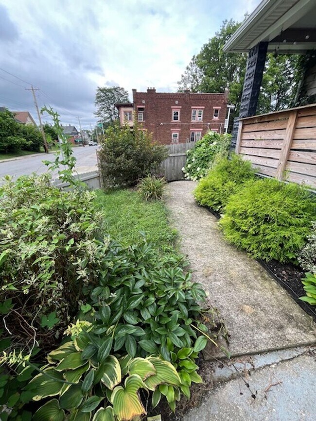 Building Photo - 3 Bedroom in Mt. Vernon!