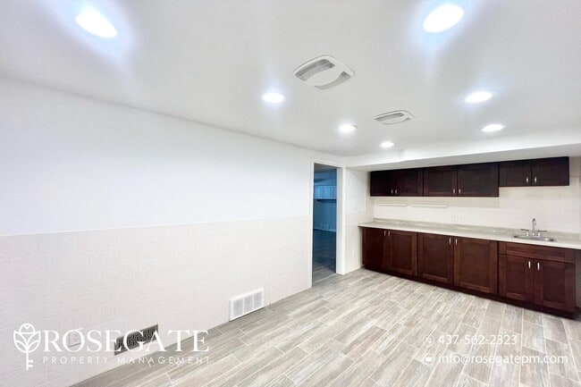 Photo du bâtiment - Bright 2-Bedroom Basement Unit in Waterloo...