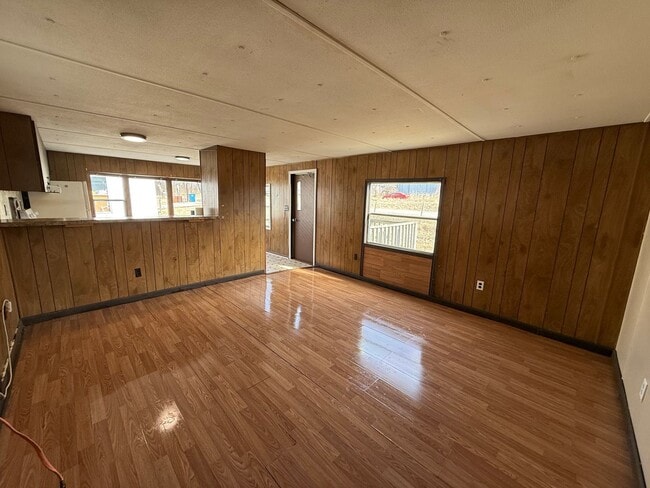 Building Photo - Cozy 2-Bedroom Home with Country Living – Diamond, MO
