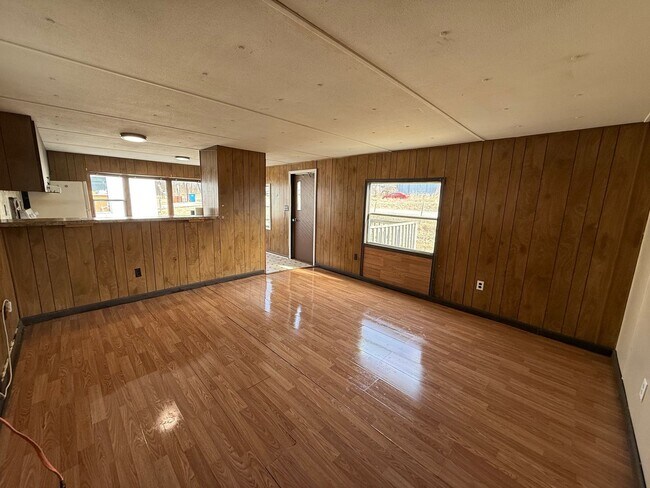 Foto del edificio - Cozy 2-Bedroom Home with Country Living – Diamond, MO