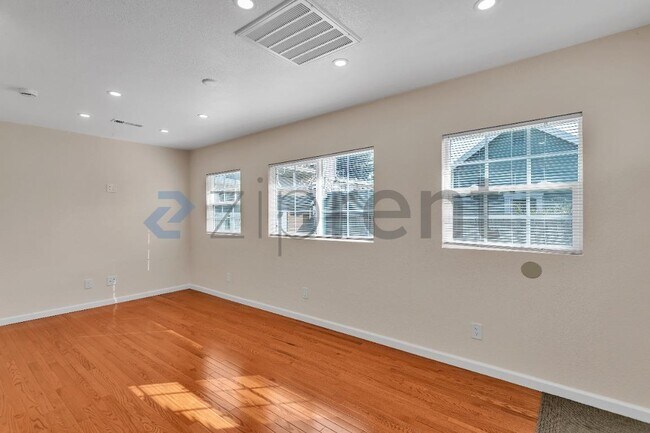 Building Photo - Unit