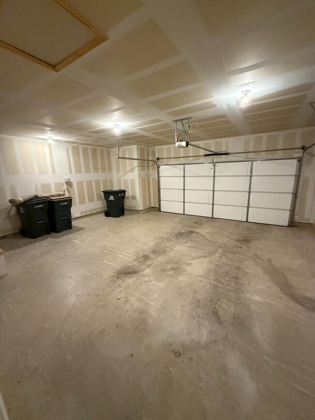 Building Photo - 401 Wren Ln