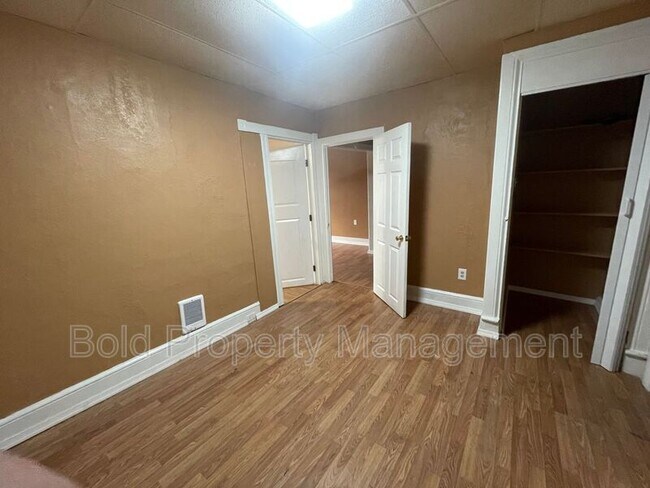Building Photo - 527 E Norwegian St