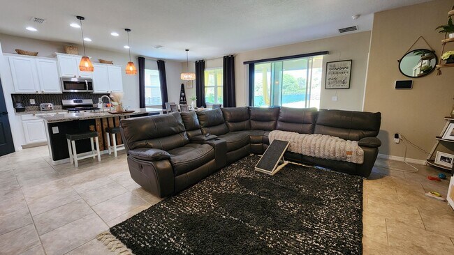Foto del edificio - FOR RENT!!! SIMPLY STUNNING  3 BEDROOM 2 B...