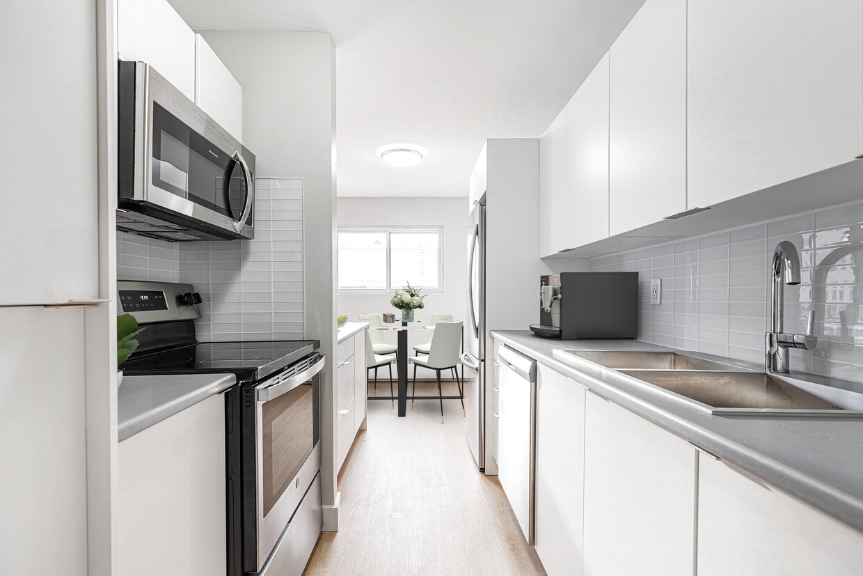 THE APARTNENT ラグマット　stabridge 5475 Dundas St W & 50 Thomas Riley Rd — Cypress at Pinnacle