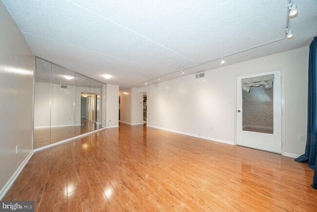 Foto del edificio - 19 Rock Hill Rd