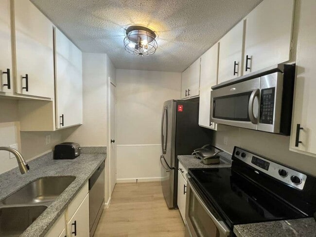 Foto del edificio - 7950 N Stadium Dr