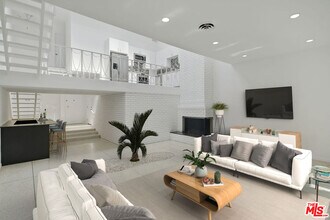 Building Photo - 764 N Doheny Dr