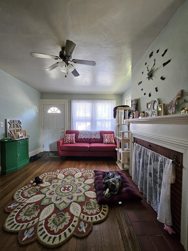 Living room (when furnished). - 1029 W Monroe St