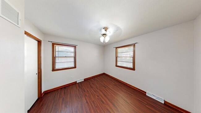 Building Photo - 127 SW S Ave