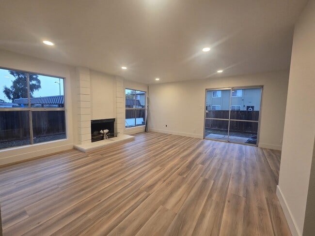 Building Photo - 1007 Bluebell Dr