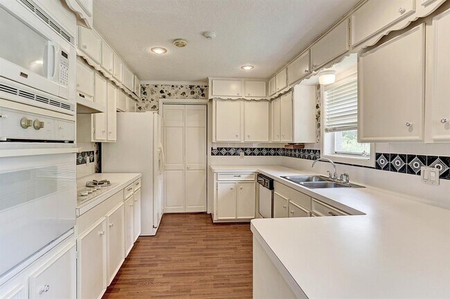 Building Photo - 5314 Redstart St