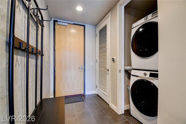 Foto del edificio - Gorgeous Views! Fully Furnished Modern loft-style