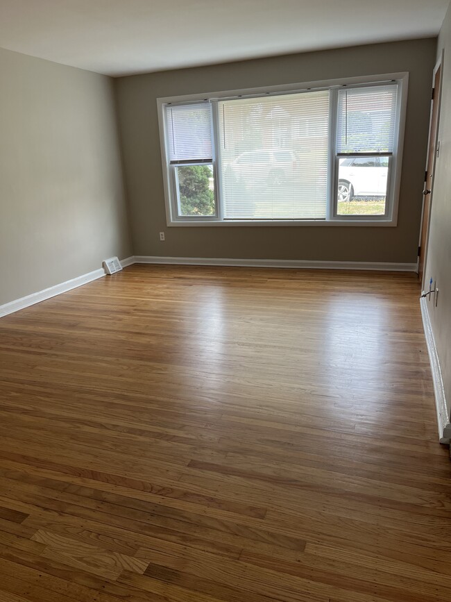 Living room - 214 E Maryland Ave