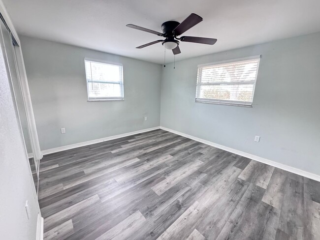 Building Photo - 2 Bedroom 1 Bath Duplex with Washer/Dryer!...