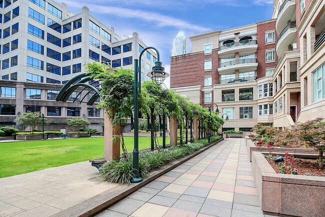 Foto del edificio - 400 N Church St