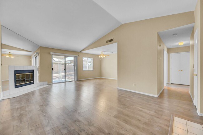 Foto del edificio - N Las Vegas Single Family Home - New Paint and LVP Flooring