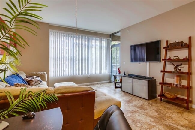 Building Photo - Large 1 Bedroom 1 Bath next to Petco Park