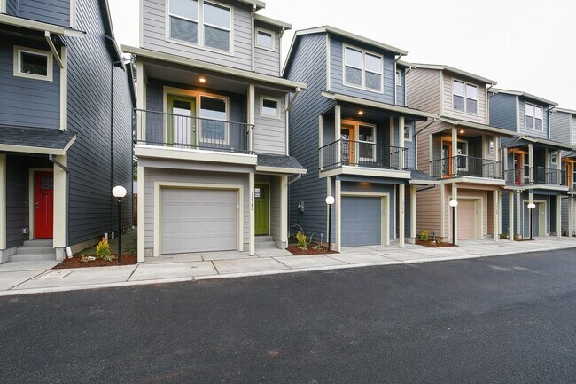 Foto del edificio - Three-Bedroom Home with Updated Kitchen & Vaulted Ceilings