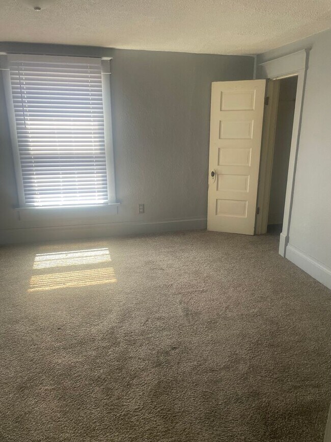 Foto del edificio - 2 bedroom 1 bath duplex