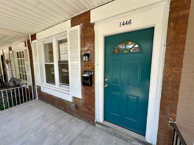 Building Photo - Fully renovated, bright and spacious 3 bed 1.5 bath in amazing location