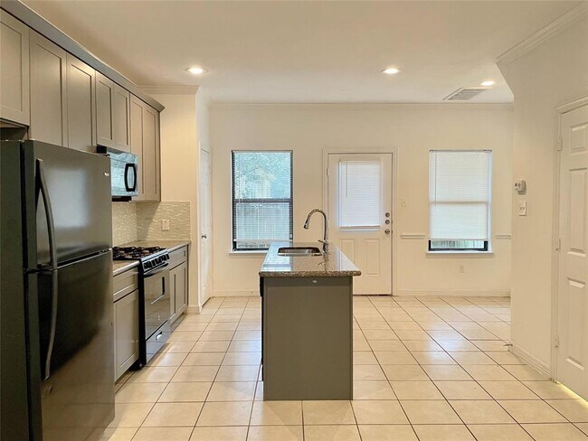 Foto del edificio - 8710 Knox St