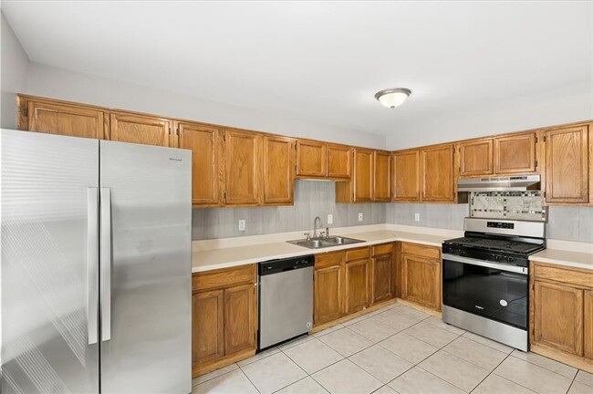 Building Photo - 3447 Kingswood Run