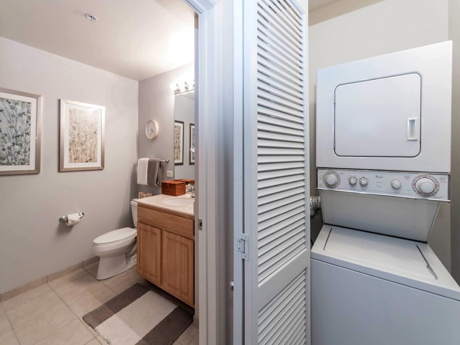Foto principal - 457 N Milwaukee Ave