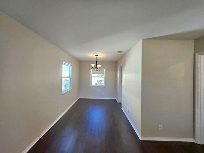 Building Photo - Comfortable 4-Bedroom, 3-Bath Home with Fenced Backyard