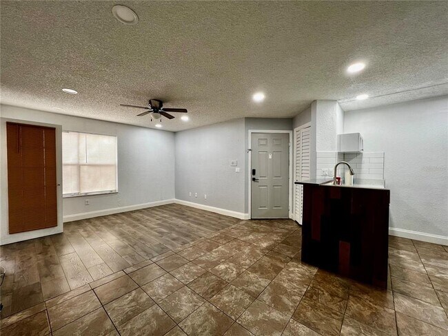 Foto del edificio - 5701 Gatlin Ave