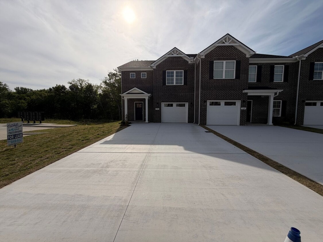Brand New 3 Bed 2.5 Bath Townhome In Shelbyville - Brand New 3 Bed 2.5 Bath Townhome In Shelbyville
