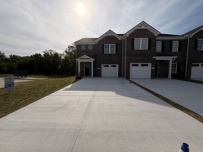 Brand New 3 Bed 2.5 Bath Townhome In Shelbyville - Brand New 3 Bed 2.5 Bath Townhome In Shelbyville