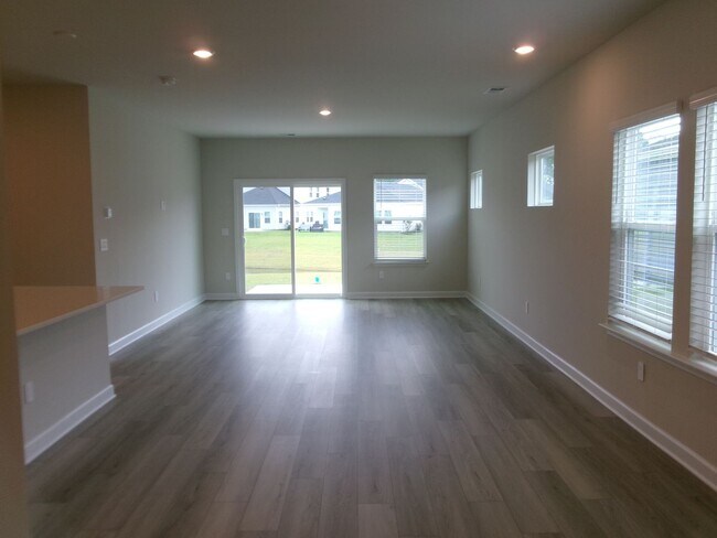 Foto del edificio - New pond view 5 bedroom, 3 bath home in Cl...