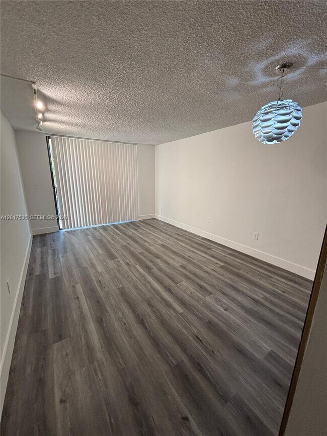 Foto del edificio - 14321 N Kendall Dr