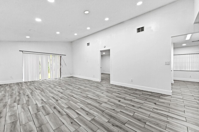 Building Photo - 1390 Summit Run Cir