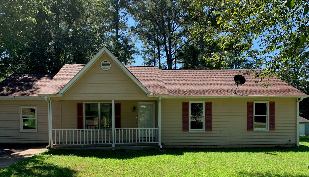 Totally renovated, like-new, 3 Bedroom / 2 Bath ranch on a 1.75 acre level lot in a GREAT School District! Bonus Room could be 4th bedroom! Lovely home in a quiet neighborhood. New roof, new HVAC, new LVP throughout, new bathrooms, new kitchen, new stainless appliances, new deck, new interior pai... - 107 Old Alabama Wagon Rd SW