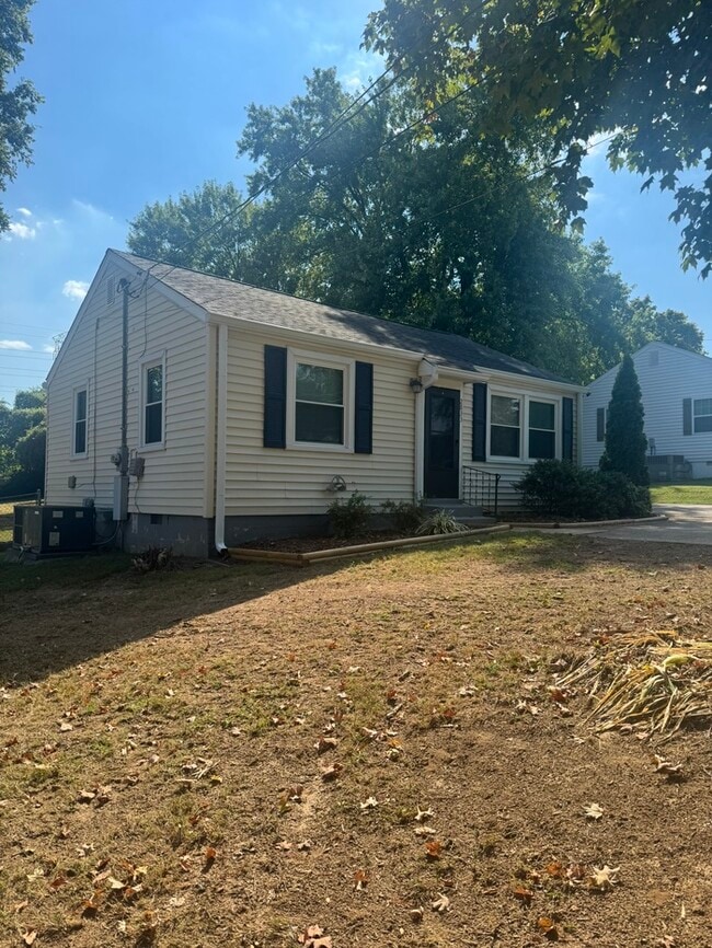 Building Photo - 2833 Colonial Cir
