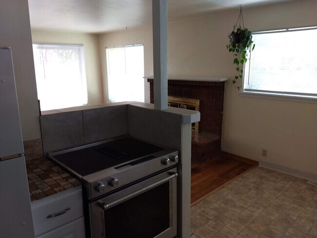 Cocina abierta al comedor - 1506 S Denver Ave