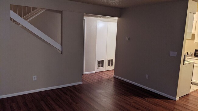 Foto del edificio - NICE 2-BEDROOM, 2-BATHROOM TOWNHOME WITH F...