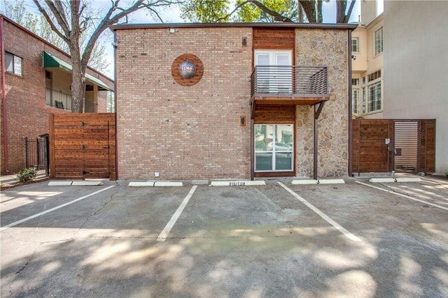 Building Photo - Adorable Condo in Oak Lawn!