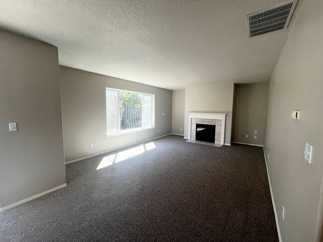 Building Photo - Beautiful Cul-de-Sac Home with New Carpet,...