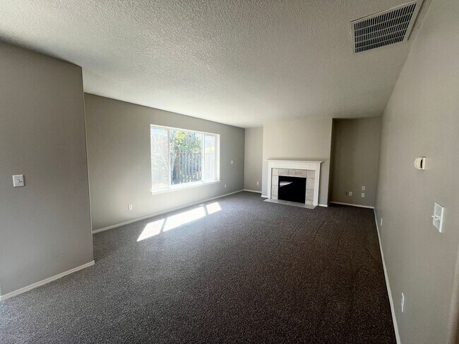 Foto del edificio - Beautiful Cul-de-Sac Home with New Carpet,...