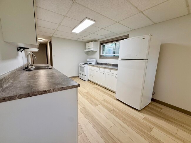 Building Photo - 2 Bed 1 Bath Unit in Edmonton, AB